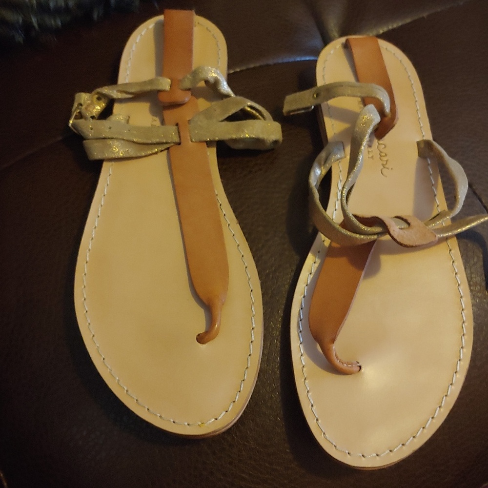 Women gorgeous sandals gold/ camel color size 9